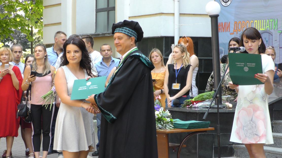 Сходинка на життєвій ниві: у фіскальному університеті вручали дипломи бакалавра