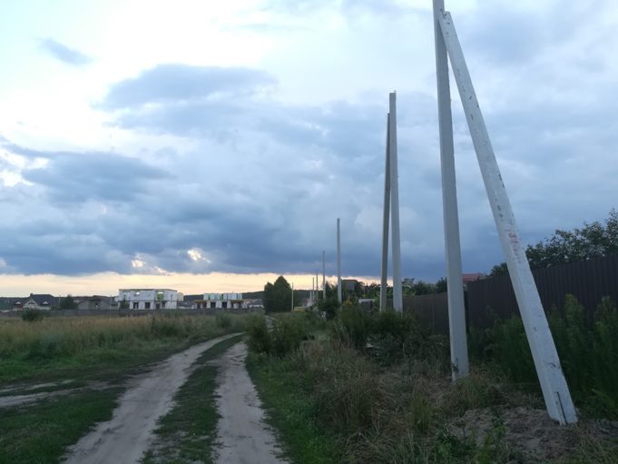 Після кількох років без світла у мікрорайоні Стоянка прокладають електромережу