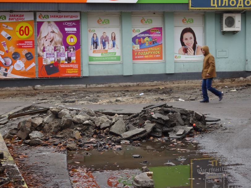 В Ірпені фура зачепила легковика: наслідки недолугої реконструкції площі Антонова?