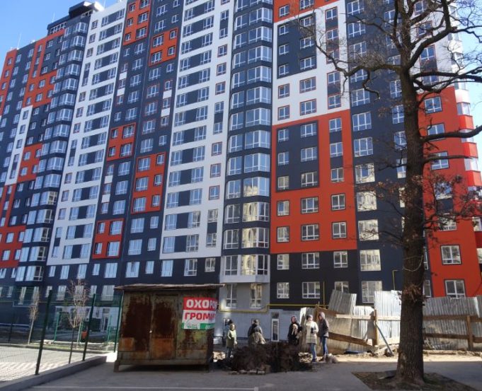 Сквер поблизу оверківського «Титаніка» залитий бетоном, фарбами та засипаний будівельним сміттям Сквер поблизу оверківського «Титаніка» залитий бетоном, фарбами та засипаний будівельним сміттям