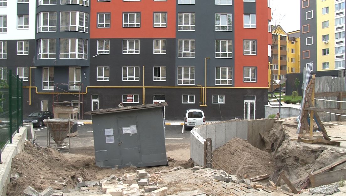 Сквер поблизу оверківського «Титаніка» залитий бетоном, фарбами та засипаний будівельним сміттям