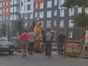 В Ірпені тітушки заблокували мешканців «Затишного», щоб не заважали облаштовувати проїзд до будинку Оверка?