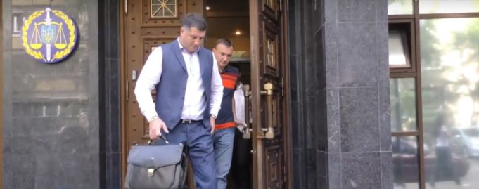 Поки прес-служба Карплюка заперечувала наявність повістки, Карплюк з’явився в ГПУ