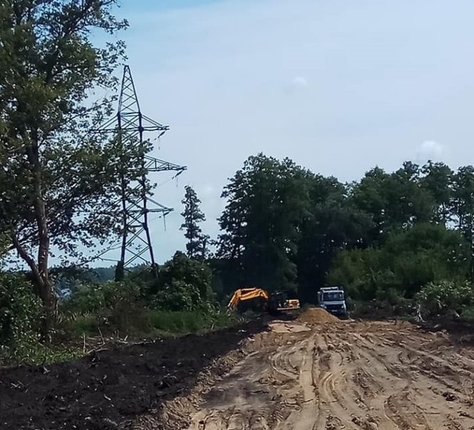 Забудовники самовільно засипали сміттям і зробили дорогу через р.Бучанку до ЖК Ібіс (фото, відео)