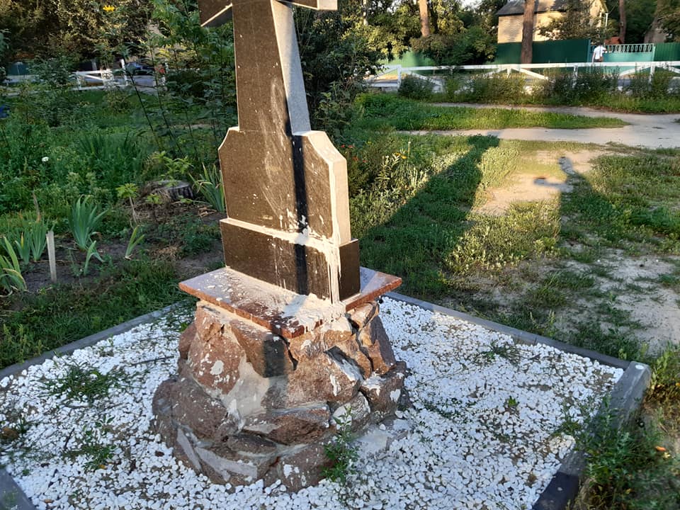 В Ірпені вандали осквернили пам&#8217;ятник Героям Небесної Сотні