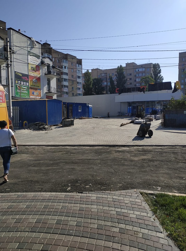 На вулиці Мечникова розібрали тротуар для будівництва місцевого депутата