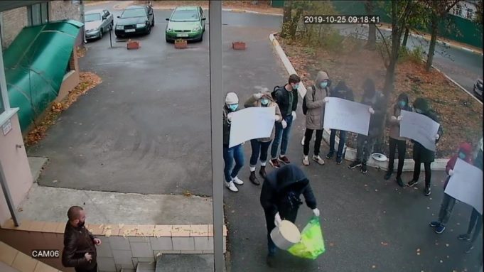 Під офісом компанії “Бест” діти в масках провели мовчазний пікет