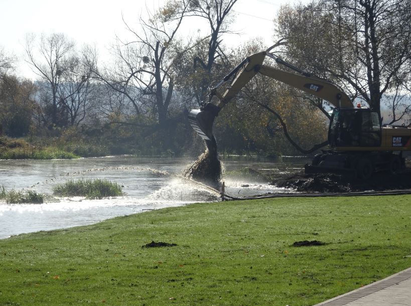 “Нафта” з ірпінської набережної: будівельники Пащинського відкачують брудну воду в річку