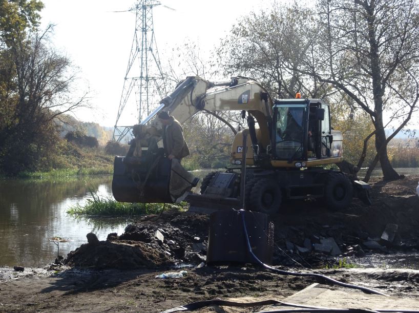 “Нафта” з ірпінської набережної: будівельники Пащинського відкачують брудну воду в річку