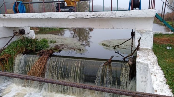На шлюзі в Ірпені накопичився різний непотріб, а заплава закидана сміттям На шлюзі в Ірпені накопичився різний непотріб, а заплава закидана сміттям