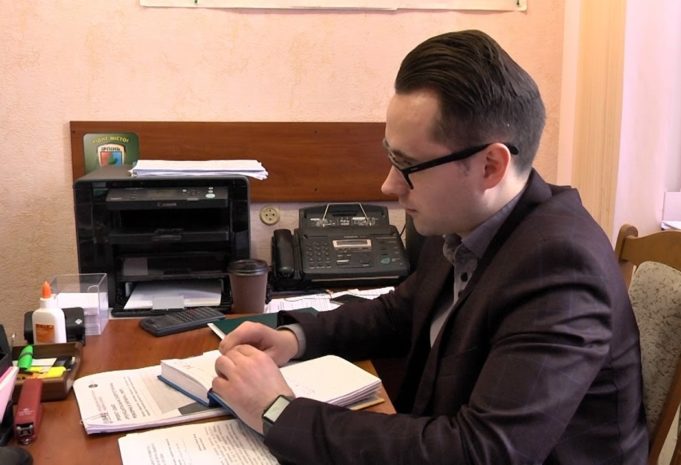 Замість міжнародної Попсуй – місцевий Літвинов. Міська рада планує змінити секретаря