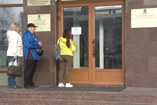 Закриті двері: чиновники виконали забаганку ірпінського ляльковода Карплюка