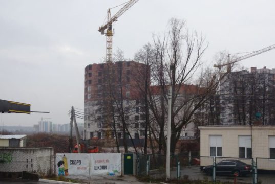 Начхати на заборони: в Ірпені тривають будівельні роботи на ЖК “Ютландія”, які зупинено ДАБІ
