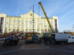 Штучна новорічна декорація: в Ірпені монтують ялинку, яка у 2016 році побила рекорд України – майже 200 тисяч гривень