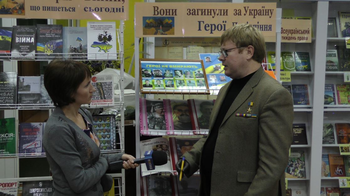 Герой України в Ірпені: молодь зустрілася з легендарним луганським партизаном Володимиром Жемчуговим