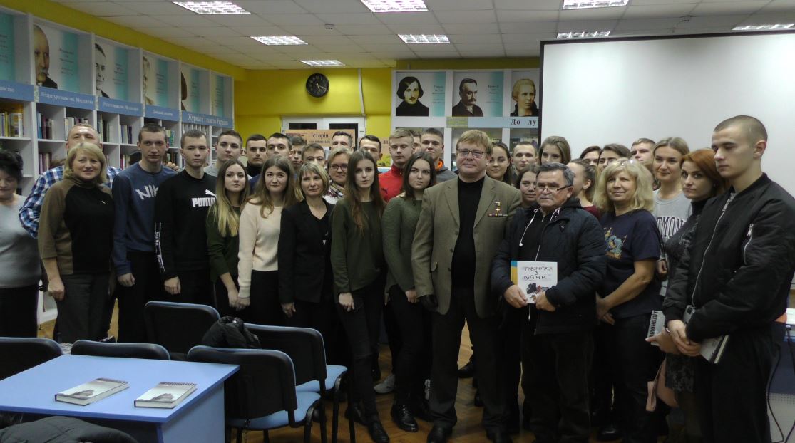 Герой України в Ірпені: молодь зустрілася з легендарним луганським партизаном Володимиром Жемчуговим