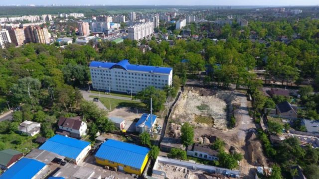 “Скоро будівництво медичного центру”: як реальність відрізняється від обіцянок влади в Ірпені