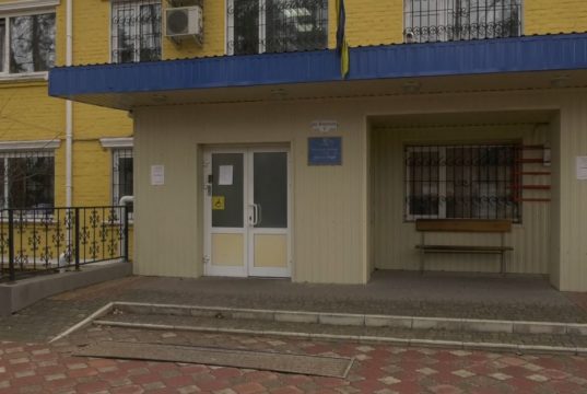 Звинувачують механіка: у суді розглядали інцидент з ірпінською школяркою, яка випала з маршрутки