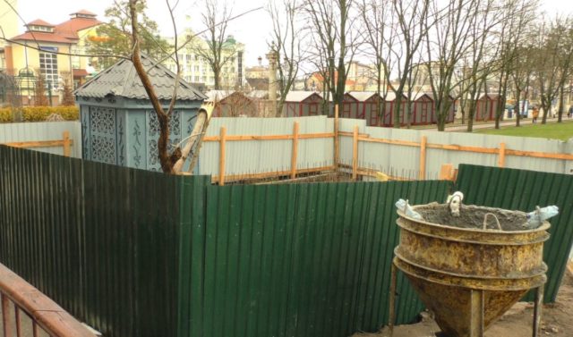 «Ларьок» Щербини у центрі Ірпеня: люди захищатимуть свою прибудинкову територію від карплюківського піарника