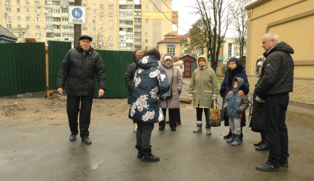 «Ларьок» Щербини у центрі Ірпеня: люди захищатимуть свою прибудинкову територію від карплюківського піарника