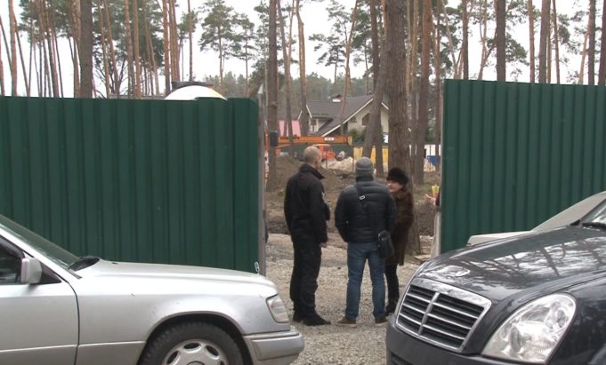 Блокування в Ірпені: перекрили виїзди з ділянки, де споруджують таунхауси Блокування в Ірпені: перекрили виїзди з ділянки, де споруджують таунхауси