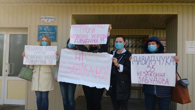 Висотка – посеред приватного сектора: в Ірпені громада протестує проти незаконної забудови депутата