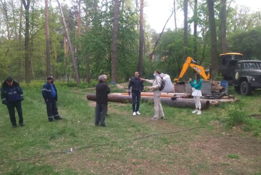 «Свердловинне» протистояння в Ірпені: поліція не може зупинити незаконне буріння в лісопарку