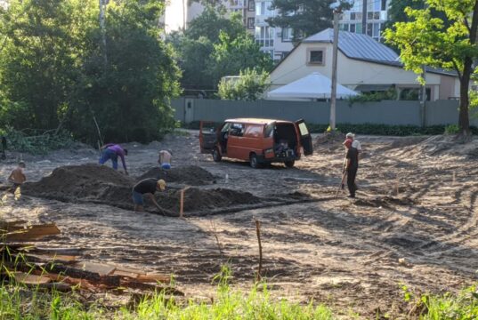 Траншеї під фундамент у зеленій зоні Ірпеня