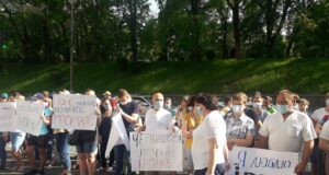 Бюджетники – під Кабміном: ірпінські дерибанники влаштували мітинг через районування