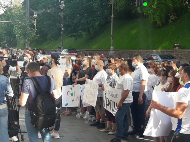 Бюджетники – під Кабміном: ірпінські дерибанники влаштували мітинг через районування