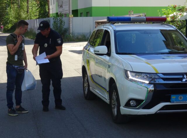 «Набіги» лісорубів на вулицю Лісову: в Ірпені вчергове вирізають сосни