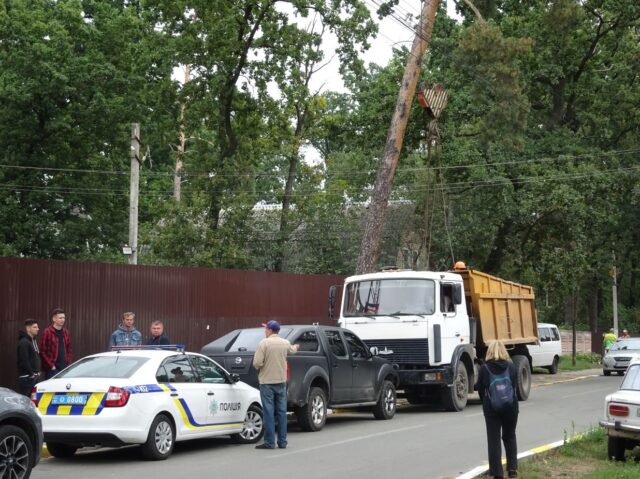 Громада Ірпеня проти «Нових метрів» по вулиці Павленка: пікетувальника таранили вантажівкою