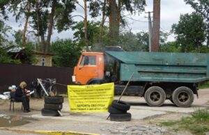 Громада Ірпеня проти «Нових метрів» по вулиці Павленка: пікетувальника таранили вантажівкою