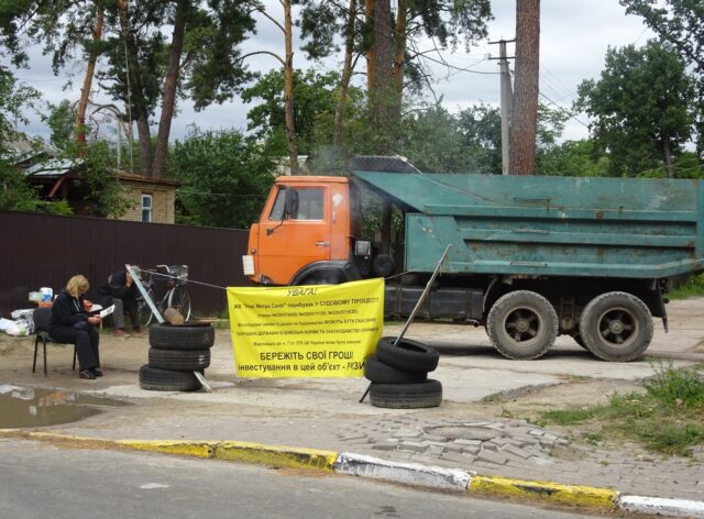 Громада Ірпеня проти «Нових метрів» по вулиці Павленка: пікетувальника таранили вантажівкою