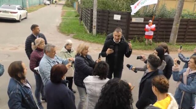 «Геть!»: Карплюк та інші кандидати від «Нових обличь» намагалися попіаритися на СМУ в Ірпені