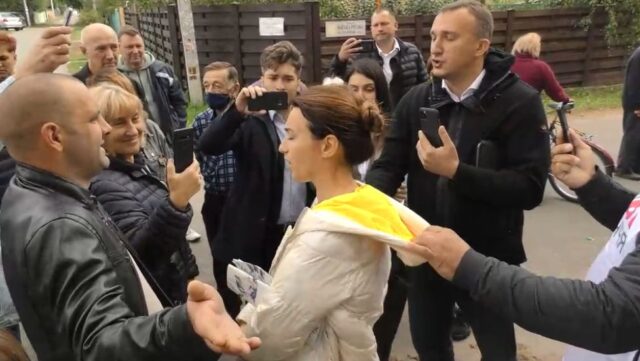 «Геть!»: Карплюк та інші кандидати від «Нових облич» намагалися попіаритися на СМУ в Ірпені