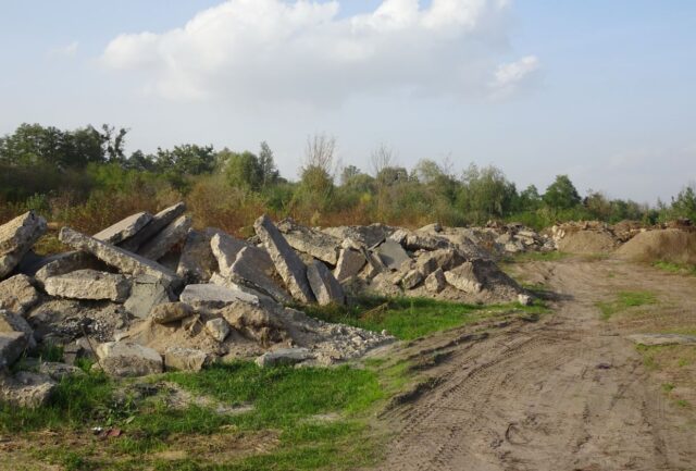 На землях учасників АТО у Гостомелі влаштували величезний смітник з будівельного непотребу