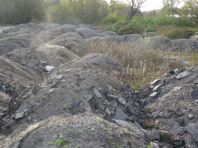 На землях учасників АТО у Гостомелі влаштували величезний смітник з будівельного непотребу