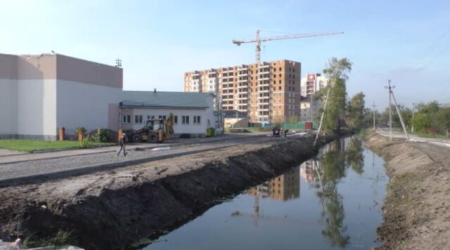 На землях учасників АТО у Гостомелі влаштували величезний смітник з будівельного непотребу