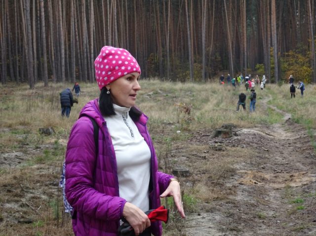 Зелений десант: жителі Ірпеня допомогли лісничим висадити майже 4 тисячі саджанців сосни