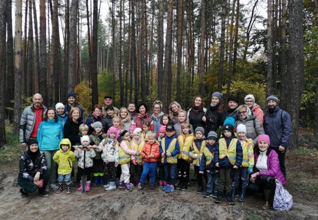 Зелений десант: жителі Ірпеня допомогли лісничим висадити майже 4 тисячі саджанців сосни