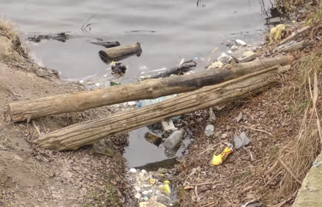 Каналізаційні нечистоти роками забруднюють озеро Земснаряд