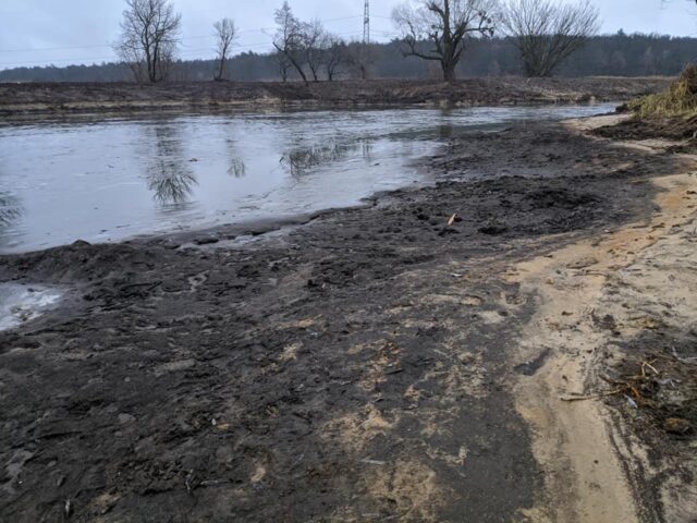 На руку забудовнику: в річці Ірпінь катастрофічно впала вода через втручання у роботу шлюзу
