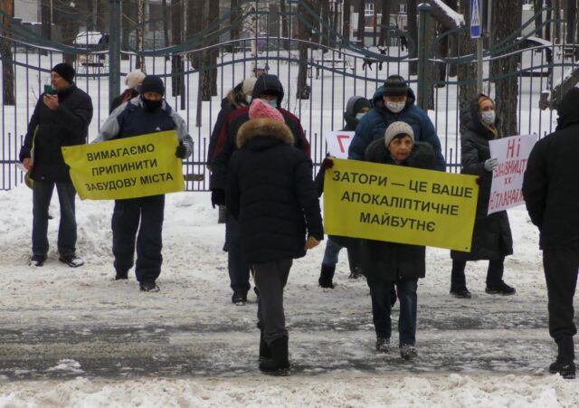 В Ірпені на ЖК «Ютландія-2» заливають бетон: громада перекрила заїзд на будмайданчик