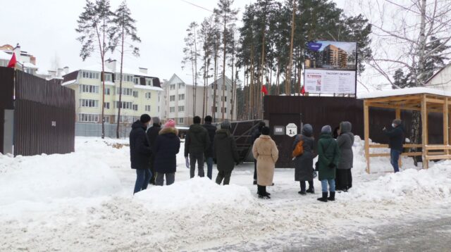 Акція протесту в Ірпені проти будівництва ЖК «Ютландія-2» закінчилася парканопадом