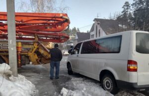 В Ірпені на ЖК «Ютландія-2» заливають бетон: громада перекрила заїзд на будмайданчик