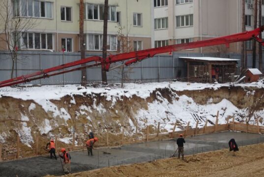«Ютландія-2» в Ірпені: 7-метровий котлован, який може зруйнувати будинок сусіда