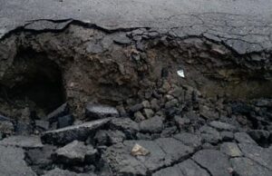 «Кратер» на «європейській» дорозі: в Ірпені провалився асфальт на вулиці Багірова