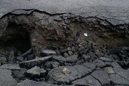 «Кратер» на «європейській» дорозі: в Ірпені провалився асфальт на вулиці Багірова