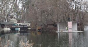 Реконструкція чи новобудова: шкіперівська альтанка посеред озера у Ворзелі